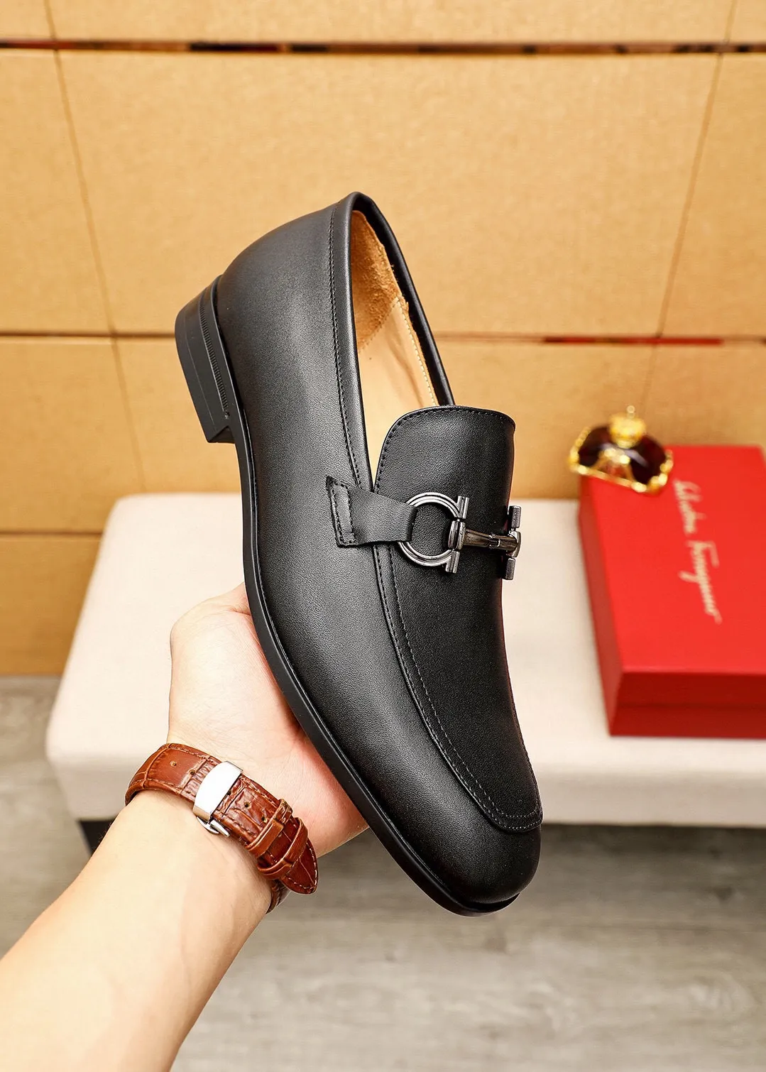 Men's shoes 💰480 💐 Product trademark: Ferragamo "Ferragamo" casual leather shoes Regular size: 38-44 (45🉑️customized) Product materials: Selected imported first-layer cowhide upper + luxury hardware buckle, imported water-dyed cowhide leather lining. Strong three-dimensional visual effect, original rubber outsole Color: 3⃣️seed leather materials available